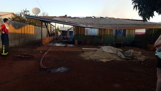 Casa é consumida por incêndio em Cascavel