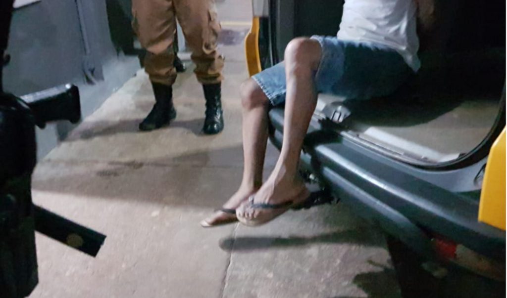 Homem com mandado de prisão em aberto é detido pela PM