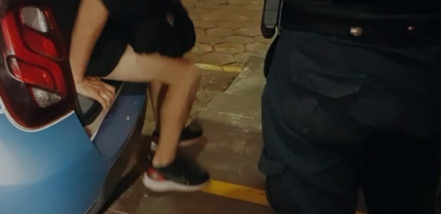Jovem é detido após fazer manobras irregulares de motocicleta próximo à operação da Transitar