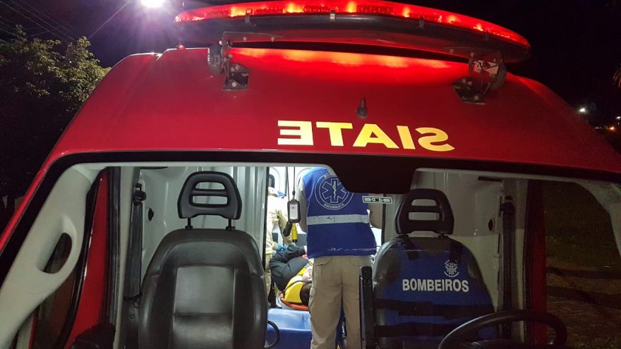 Jovem fica ferido ao cair da garupa em acidente com moto no Santo Onofre
