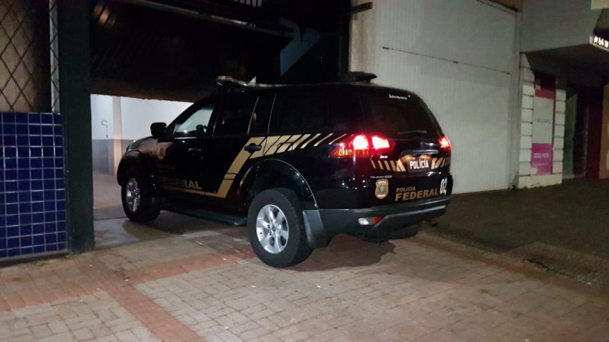 PF e BPFRON apreendem caminhão com cigarros contrabandeados; condutor foi conduzido à cadeia de Cascavel