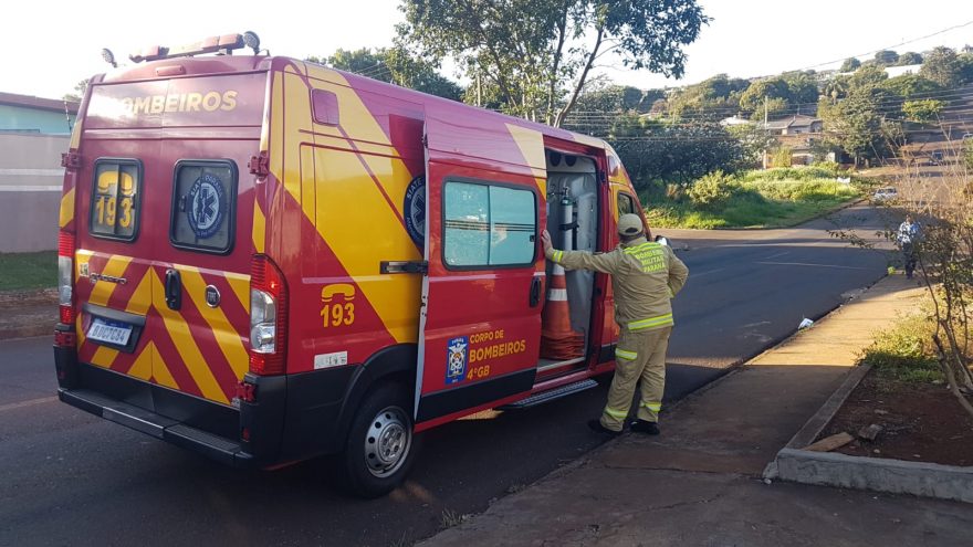 Homem cai em buraco na calçada e precisa ser socorrido pelo Siate