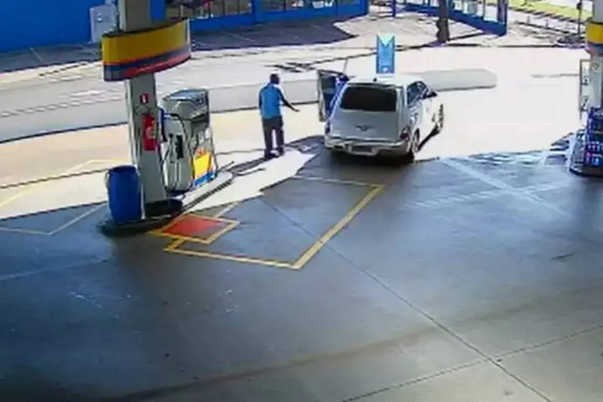 Imagens mostram motorista arrastando frentista ao fugir de posto sem pagar