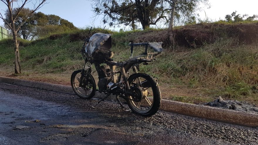 Moto é destruída pelo fogo no Centro de Cascavel