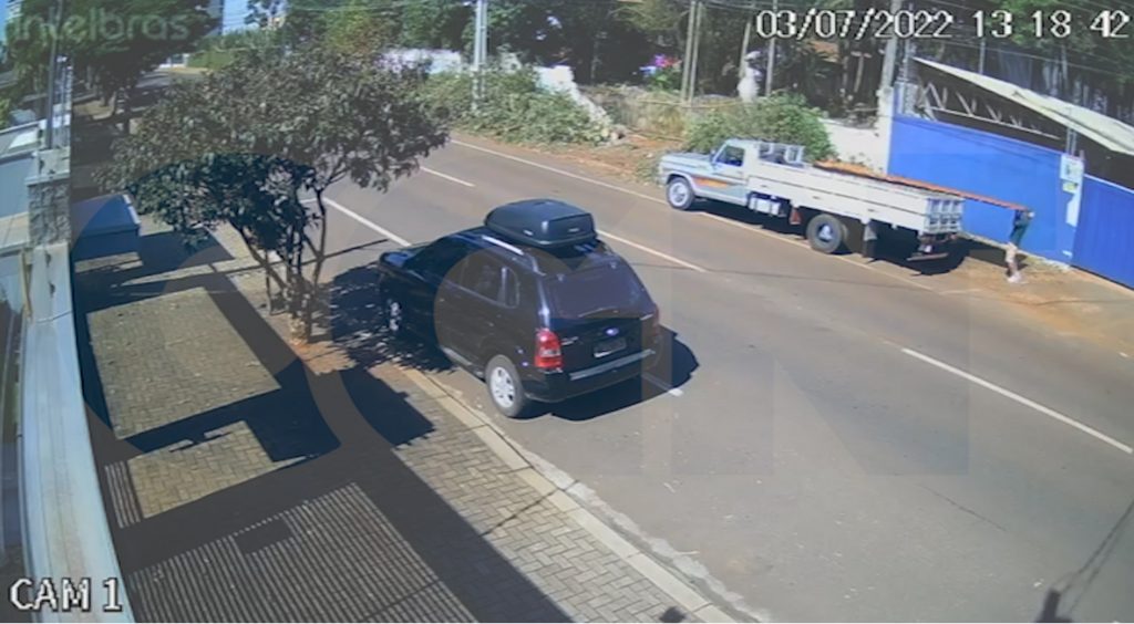 Veja momento em que portão é furtado na Rua Maranhão