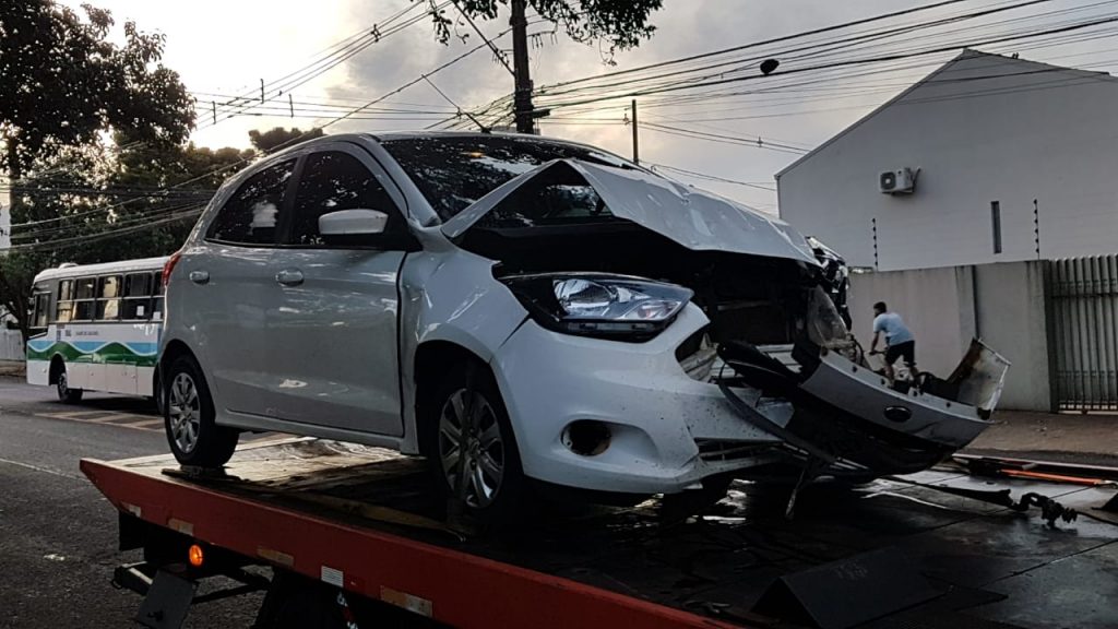 Colisão de trânsito no Centro deixa veículos danificados
