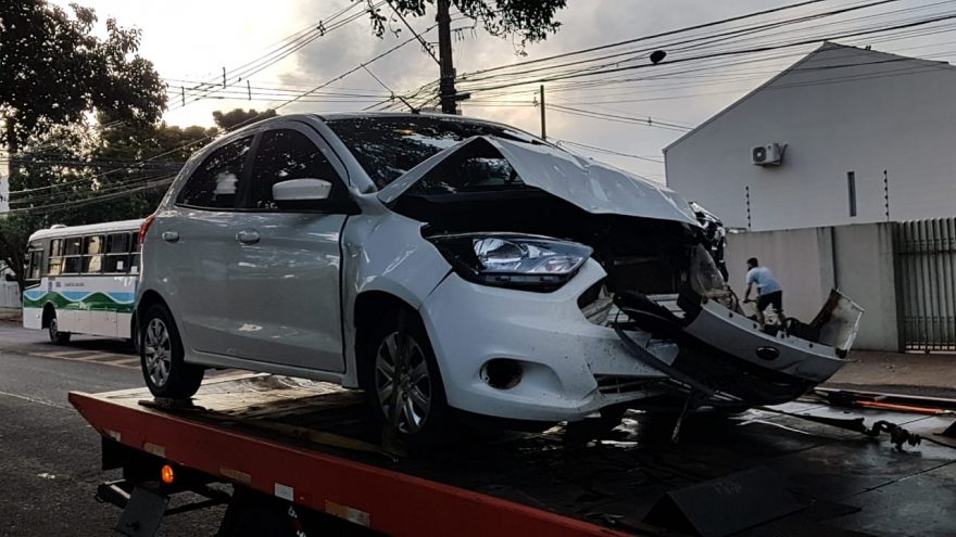 Colisão de trânsito no Centro deixa veículos danificados