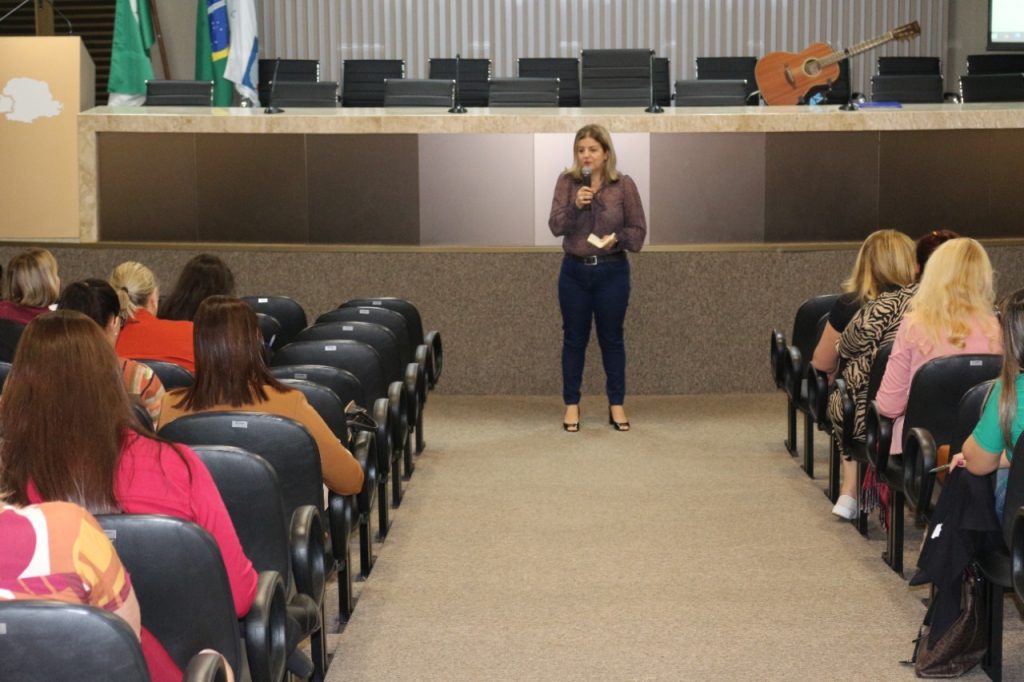 Secretária Marcia Baldini detalha novo Fundeb em reunião na Amop