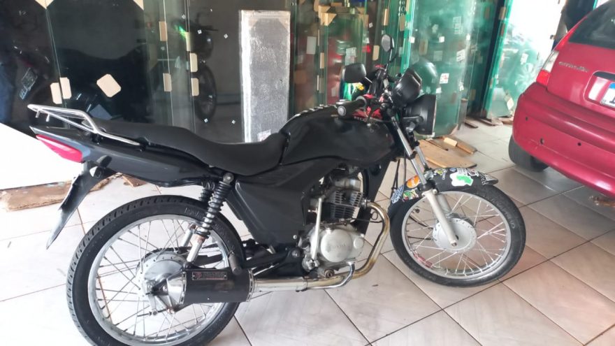 Câmera flagra furto de motocicleta no Centro