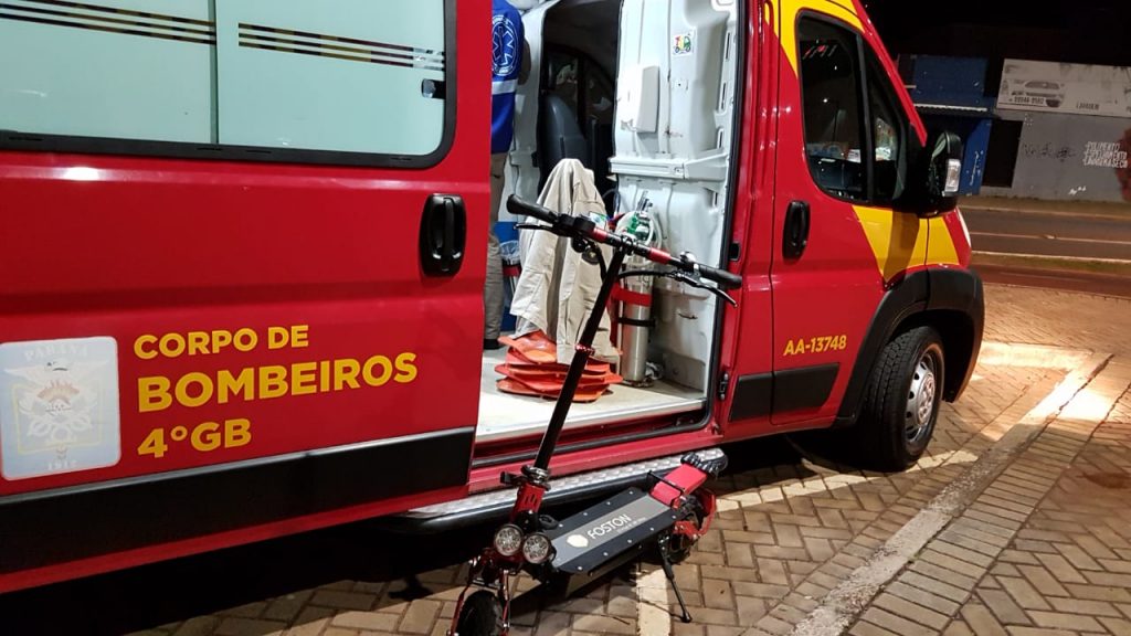 Jovem cai de patinete na ciclovia da Av. Brasil e fica ferido