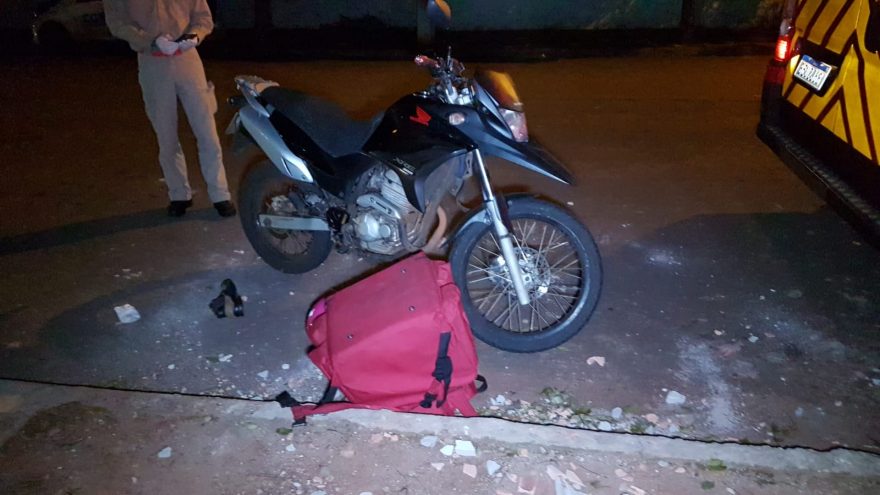 Rapaz fica ferido ao sofrer queda de moto após se “enroscar” com outra