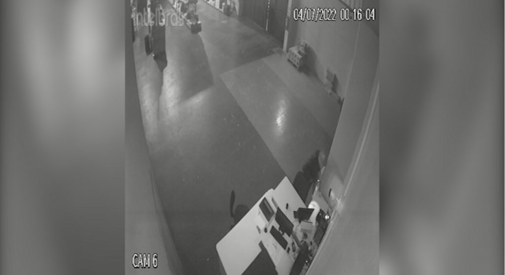 Câmera de segurança flagra indivíduos invadindo barracão na BR-369