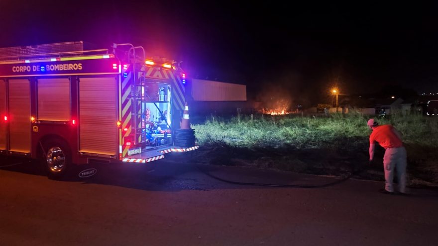 Corpo de Bombeiros combate incêndio em área de vegetação no Bairro Cascavel Velho