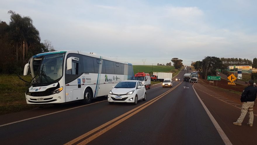 Caminhão, carreta e ônibus se envolvem em forte colisão na rodovia BR-277