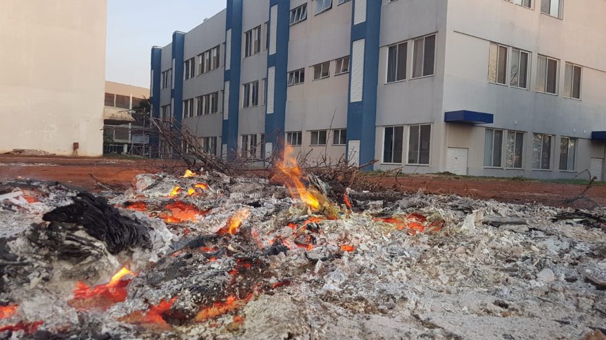 Corpo de Bombeiros combatem incêndio dentro da Unioeste