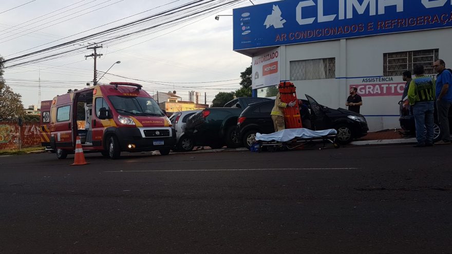 Caminhonete e dois carros se envolvem em colisão no Bairro Neva