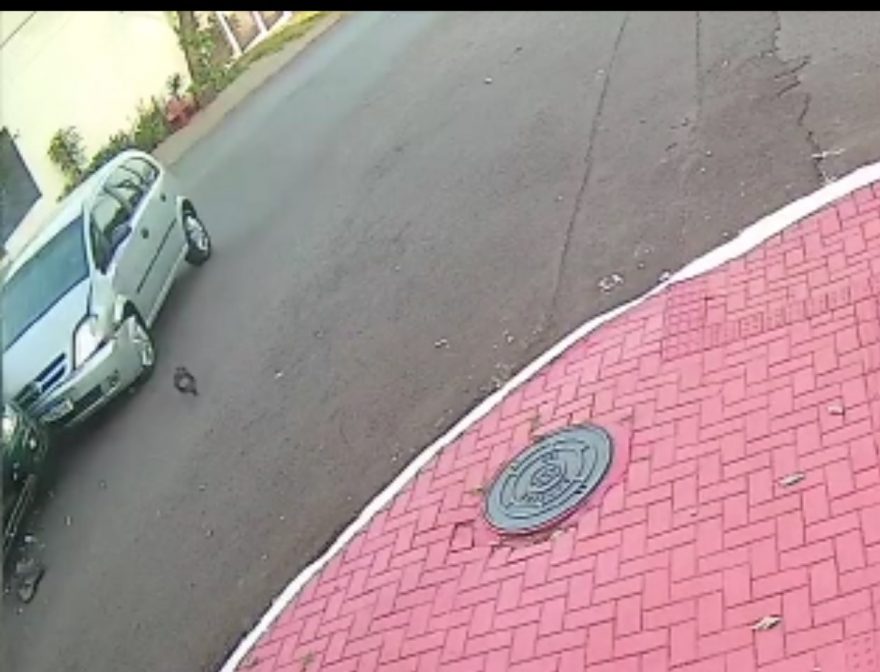 Vídeo mostra veículos sendo jogados contra muro de imóvel após colisão no Bairro Neva
