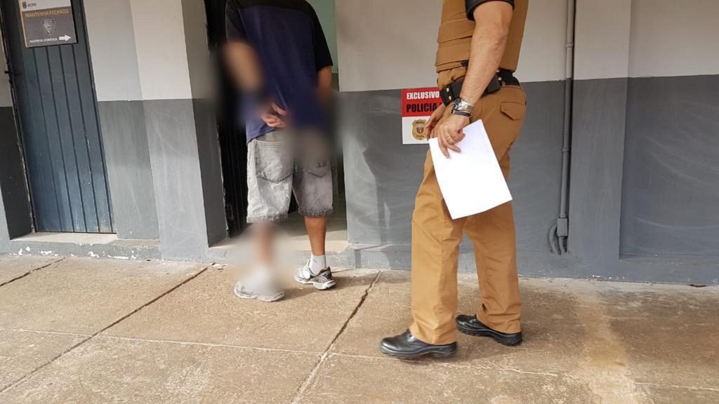 Homem com mandado de prisão aberto vai assinar documento no Fórum e é detido