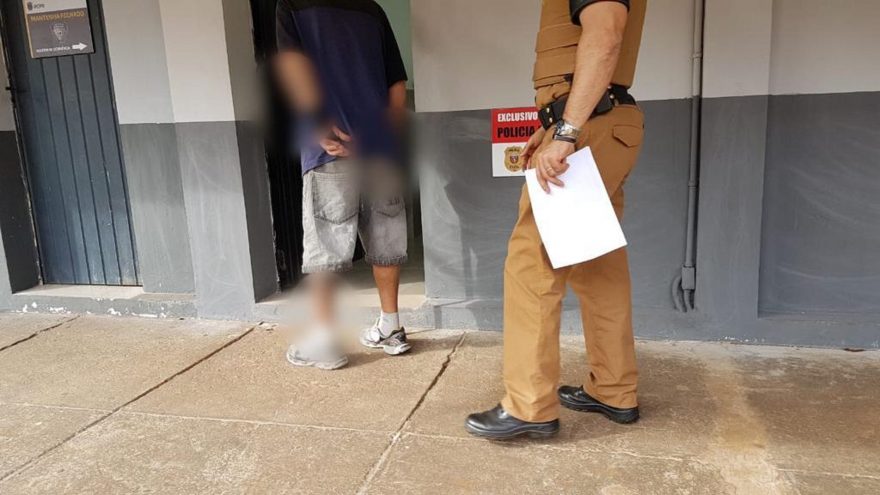 Homem com mandado de prisão aberto vai assinar documento no Fórum e é detido