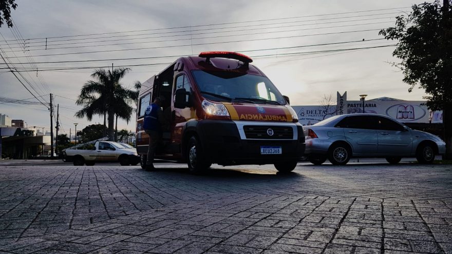 Mulher é socorrida após sofrer queda de patinete elétrico