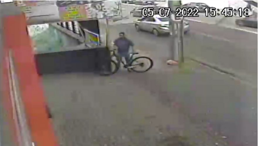 Câmera mostra homem furtando bicicleta de funcionário de empresa