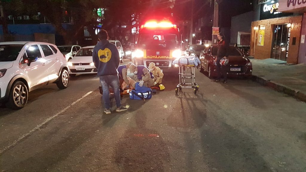 Adolescente é atropelada por moto no Centro de Cascavel e sofre fratura