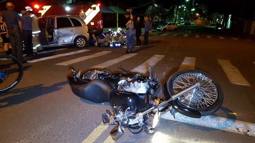 Forte colisão deixa motociclista ferido no Centro