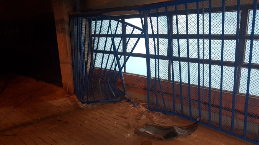 Motorista invade calçada, causa estragos em colégio no centro e foge do local