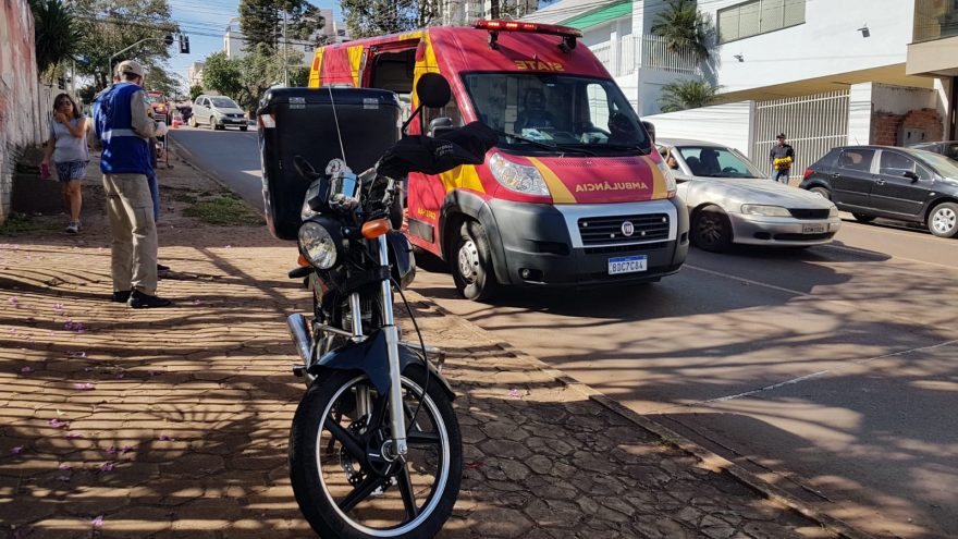 Homem de 51 anos fica ferido após colisão entre carro e moto no Centro