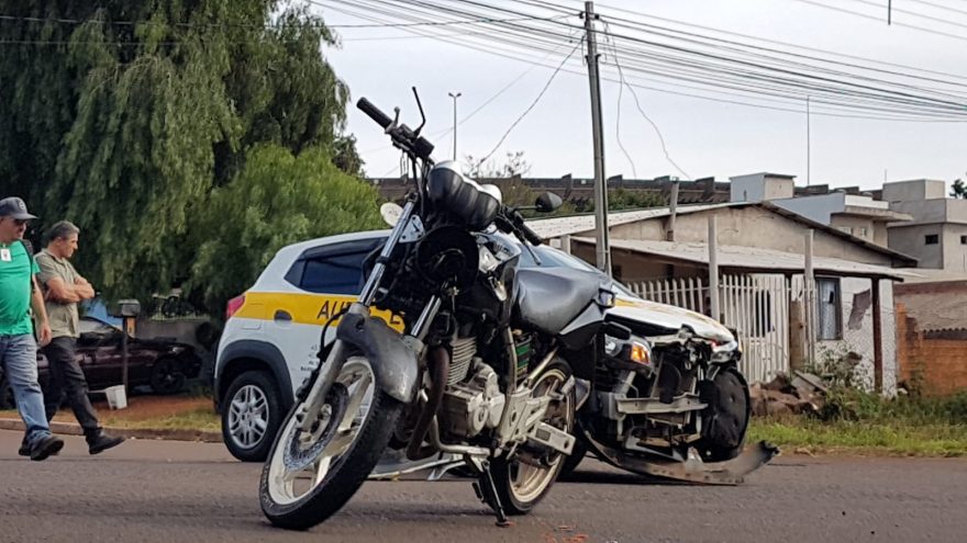 Carro de auto escola se envolve em colisão com moto no Santo Onofre