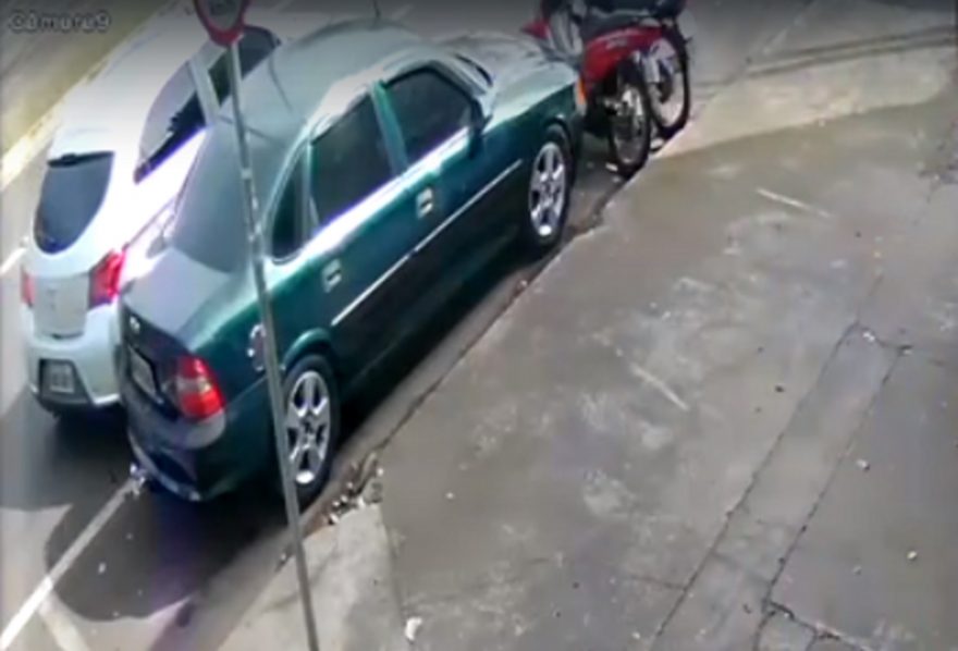 Câmeras mostram veículo batendo em carro estacionado e fugindo do local