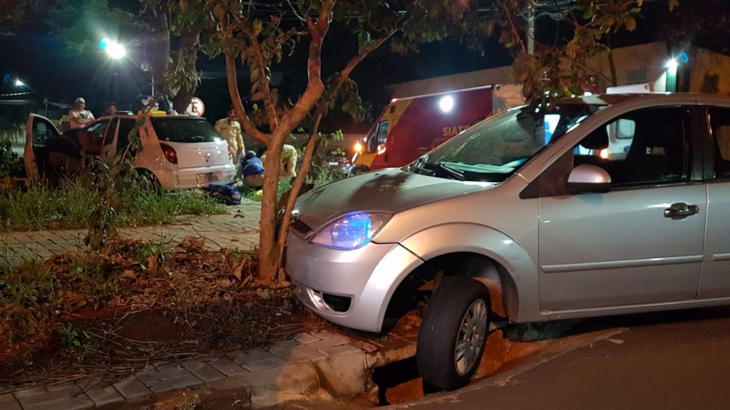 Forte colisão deixa três feridos e veículos danificados