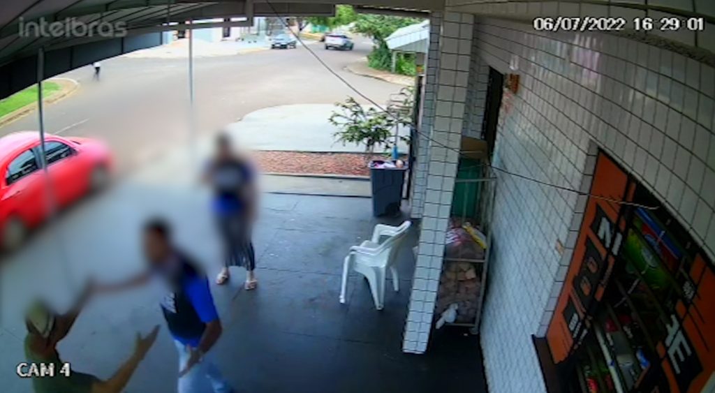 Veja momento de confusão no Morumbi após cliente furtar salgadinho de estabelecimento