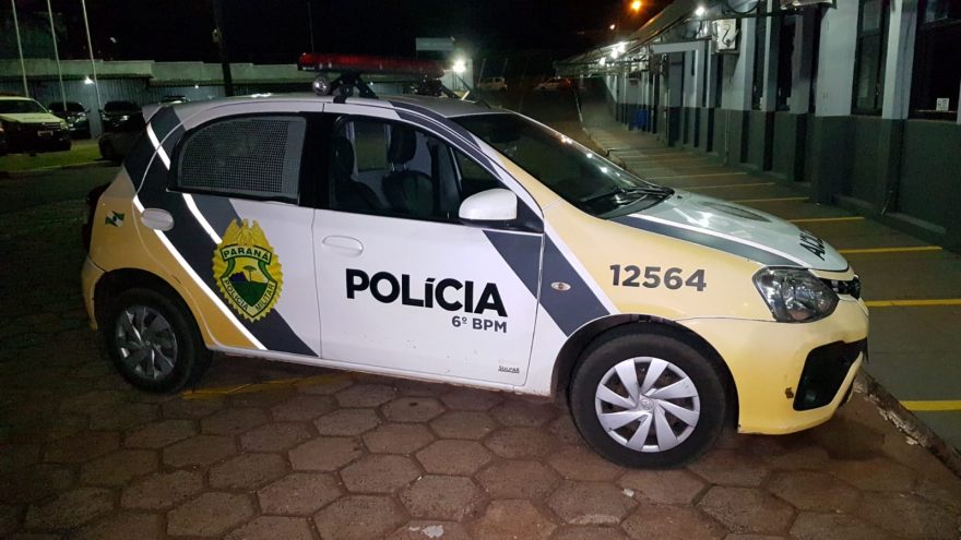 Após quebrar vidro da porta da residência e estar exaltado, homem é detido