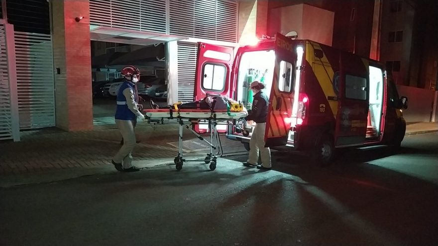 Mulher fica ferida ao cair de patinete dentro de condomínio no Bairro Cancelli