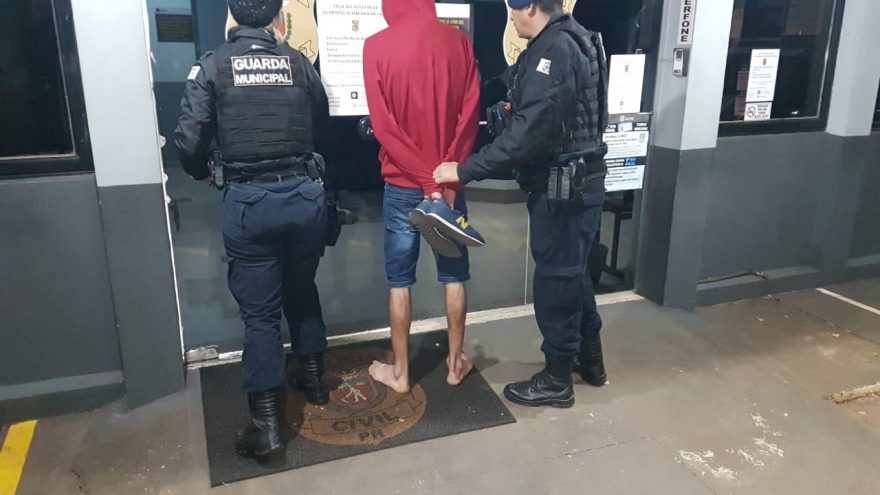GM aborda homem em atitude suspeita e descobre dois mandados de prisão por roubo em seu desfavor