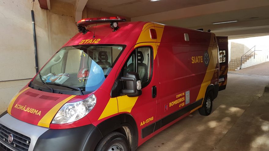 Jovem de 26 anos fica ferido após se envolver em acidente com moto