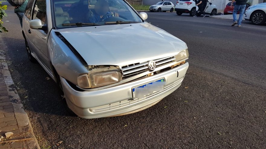 Carros se envolvem em colisão no Centro de Cascavel