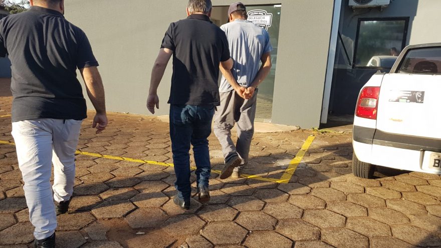 Homem com mandado de prisão em aberto por homicídio é detido enquanto tirava documento