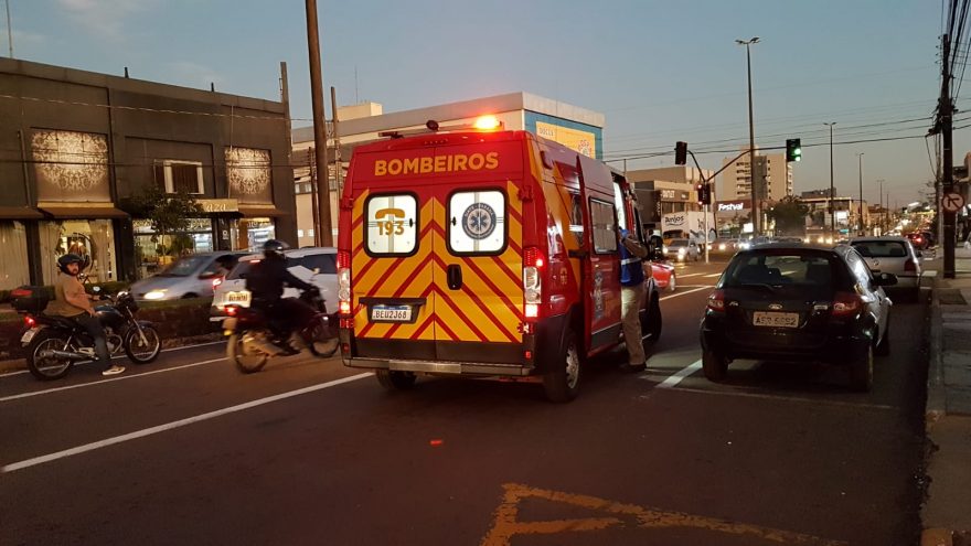 Jovem de patinete elétrico colide com veículo na Av. Carlos Gomes