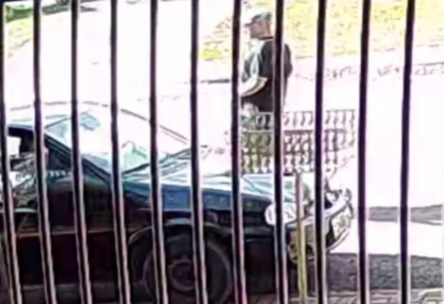Câmera de segurança registra homem furtando veículo no Parque São Paulo
