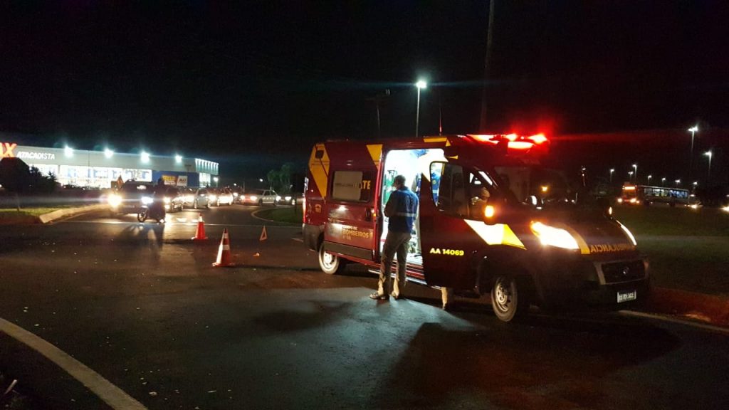 Colisão envolvendo carro e moto deixa jovem ferido no Guarujá