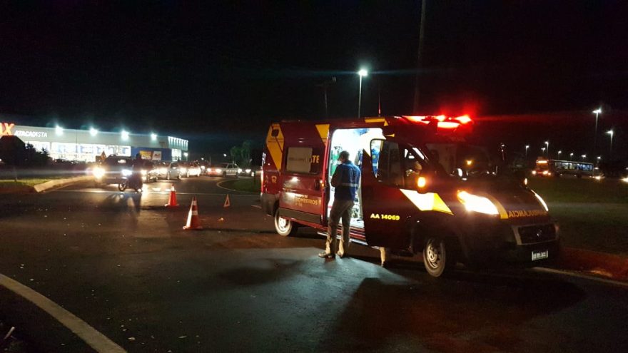 Colisão envolvendo carro e moto deixa jovem ferido no Guarujá