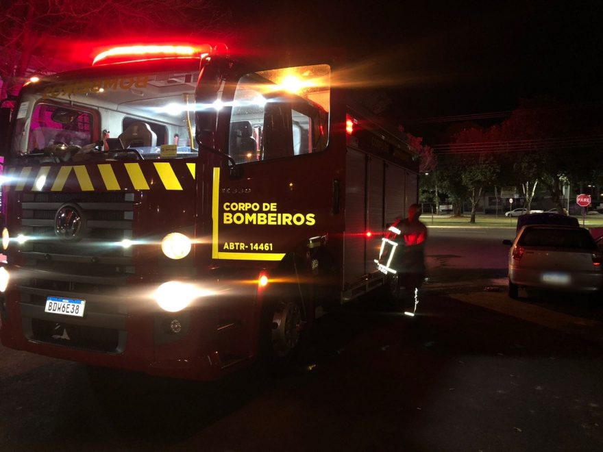 Fiat Palio fica com a parte frontal completamente destruída após incêndio no Centro