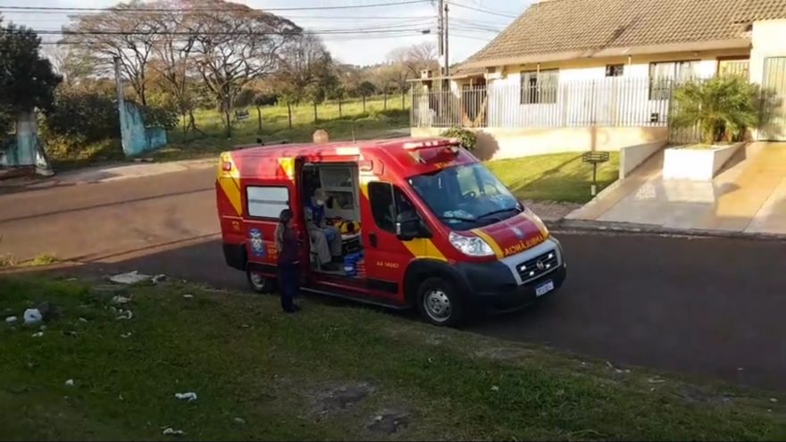 Ao desviar de cachorro, motociclista sofre queda na Avenida Corbélia