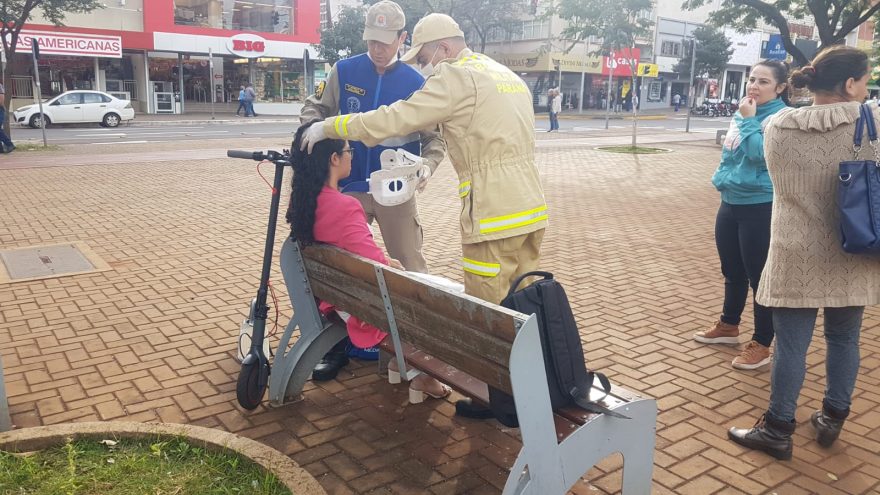 Mulher é atropelada por patinete na Avenida Brasil e precisa ser socorrida pelo Siate