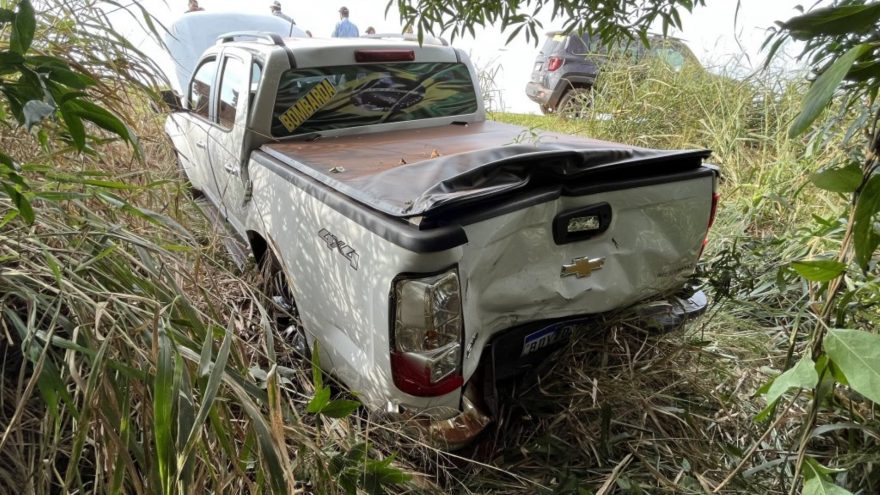Caminhonete é jogada para fora da pista após colisão traseira com caminhão na BR-369