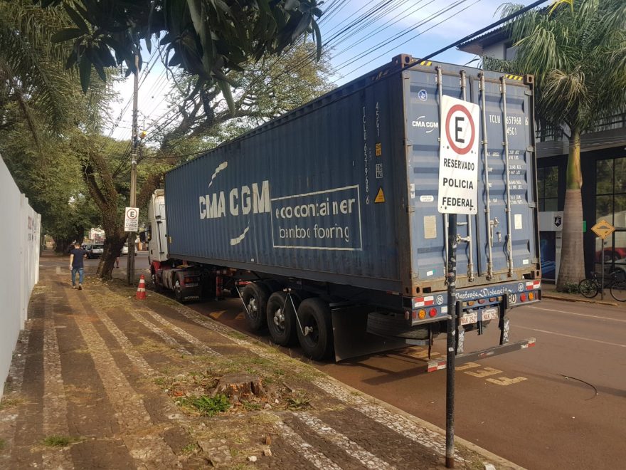 Em abordagem da BR-277, PRF apreende caminhões com meia tonelada de maconha e 50 caixas de cigarros