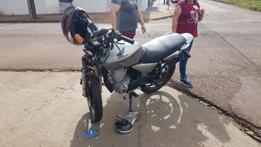 Em forte colisão no Bairro Guarujá, motociclista fratura o punho e é socorrido pelo Siate