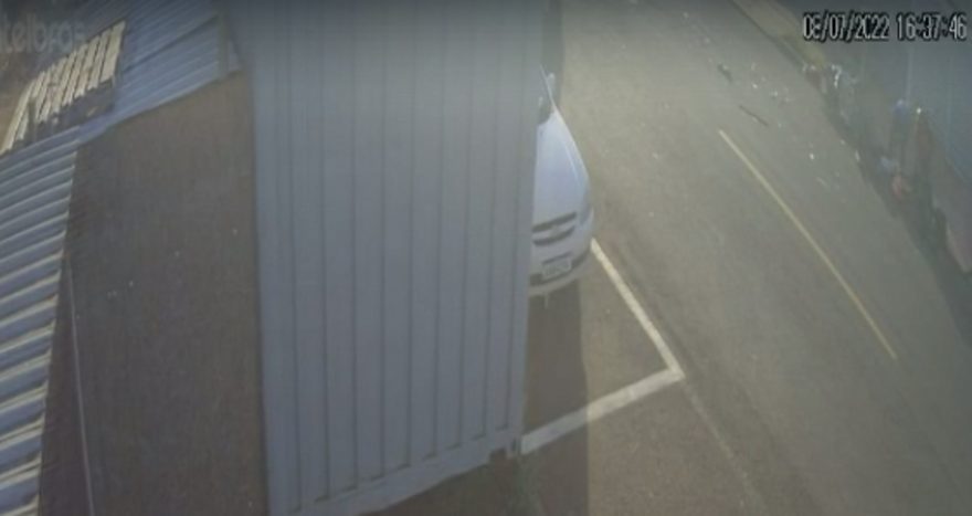Câmera registra acidente em que motociclista ficou ferido no Florais